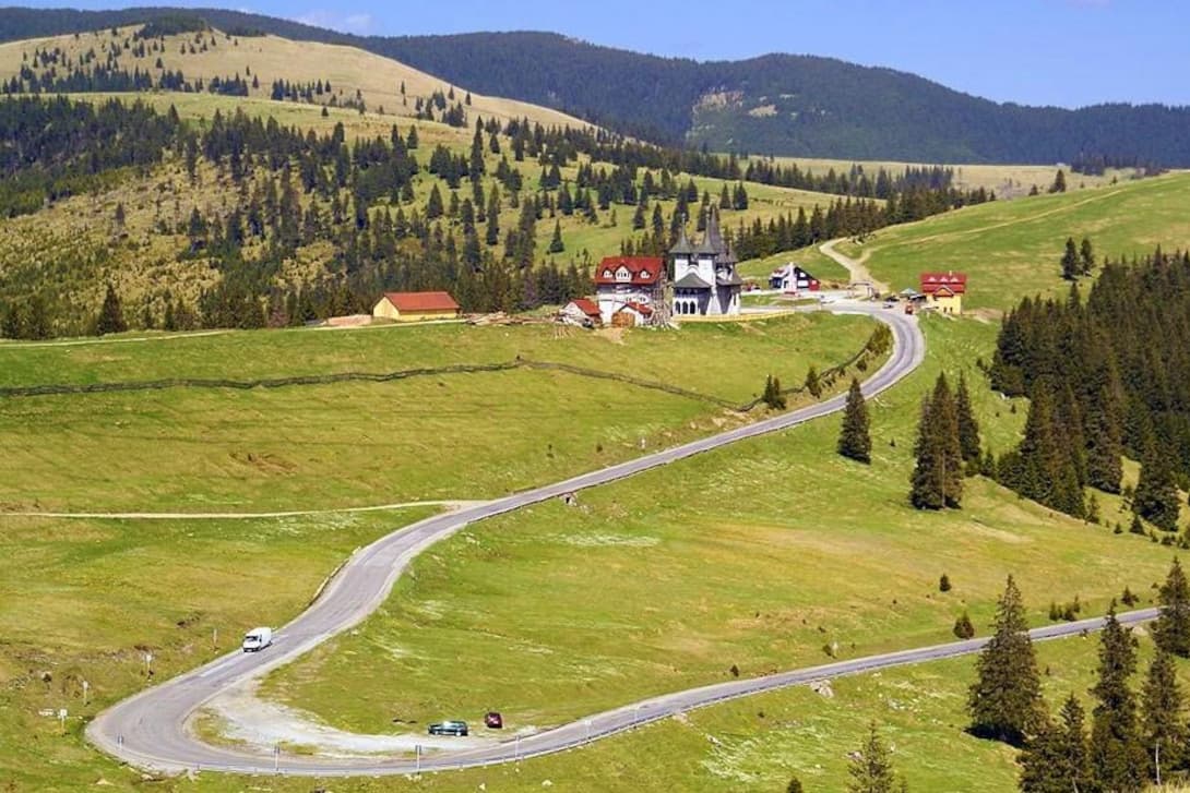 Excursie cu Panoramic Bus în Pasul Prislop