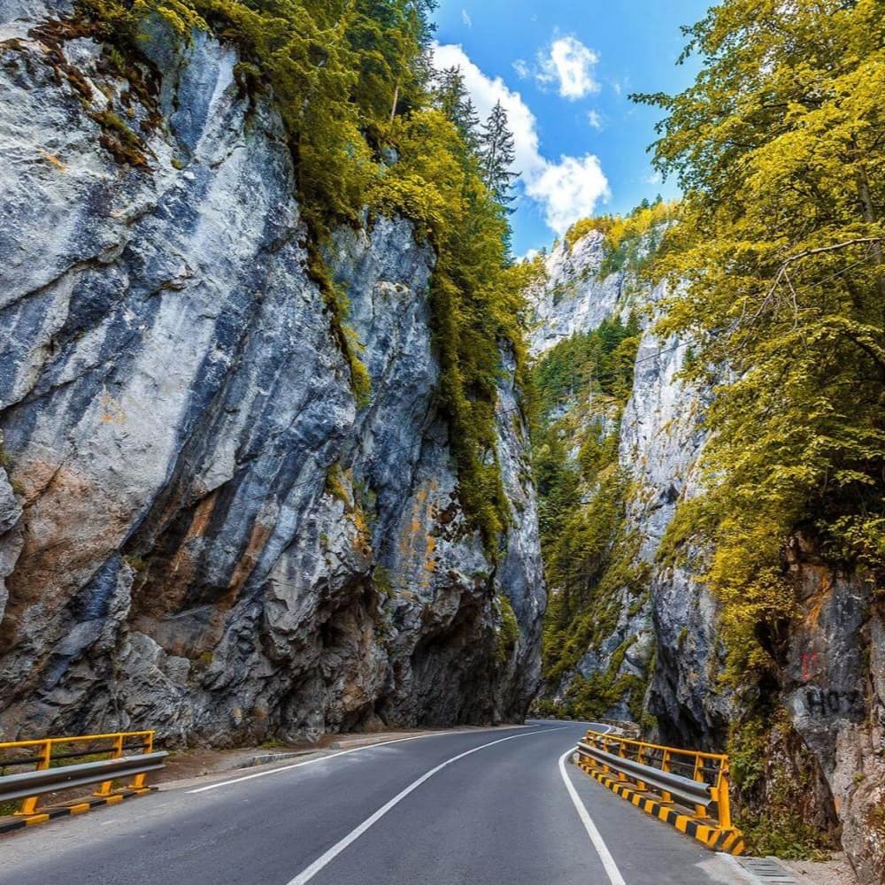 O zi de poveste – Mănăstiri, Lacul Roșu și Cheile Bicazului