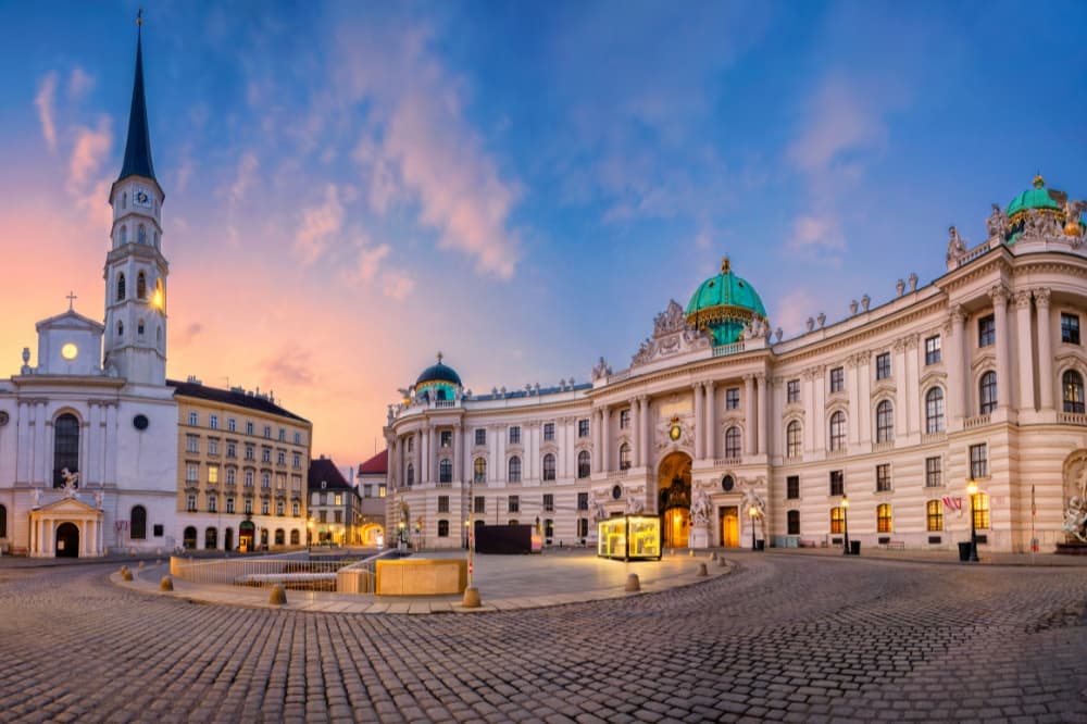 Circuit la Budapesta, Viena și Praga-1