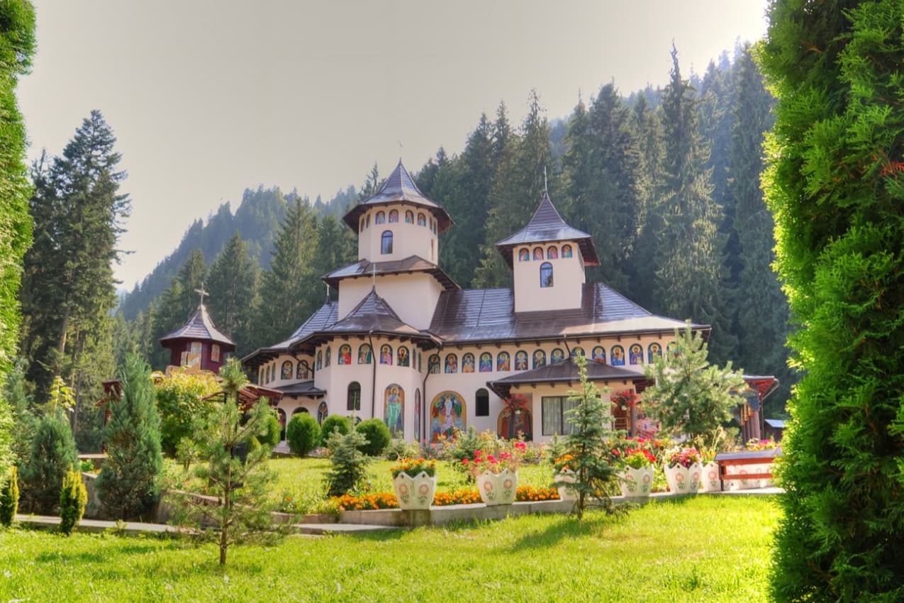 Manastirea Sihastria Raraului 2