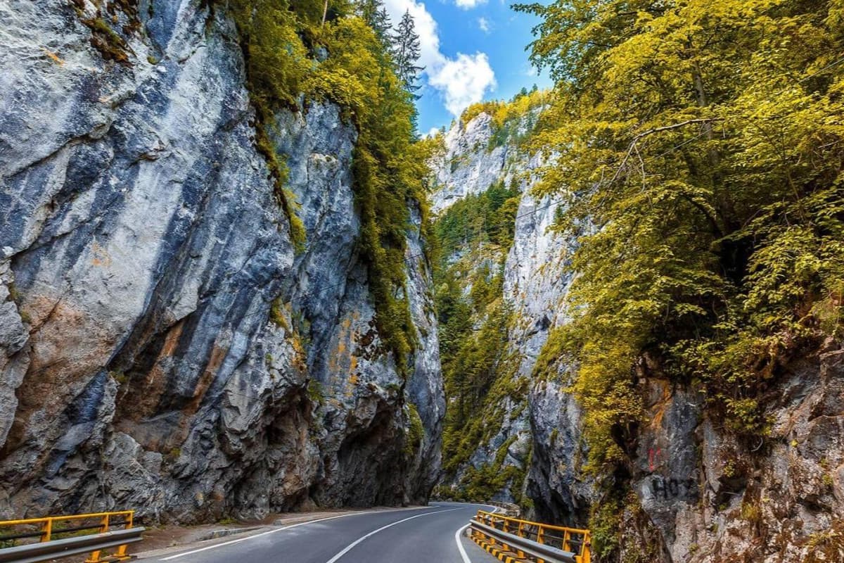 Excursie de o zi la Mănăstiri, Lacul Roșu și Cheile Bicazului din Vatra Dornei-4