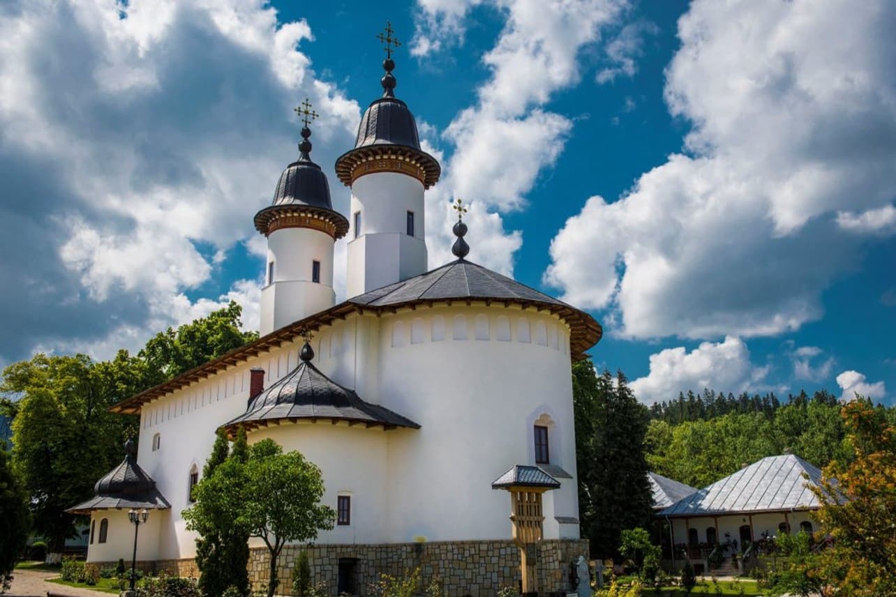 Viziteaza manastirile din Nordul Moldovei-2